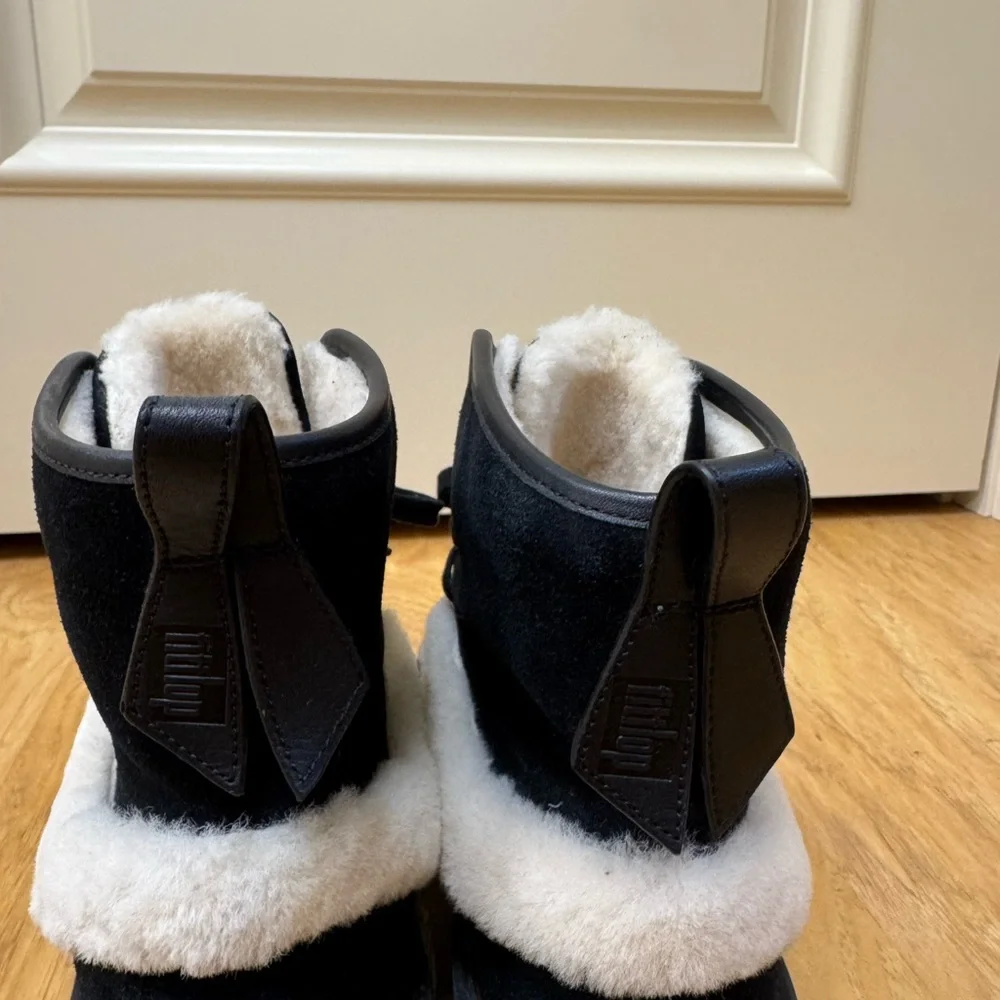 Fitflop Nyssa Genuine Shearling Chukka Boot in Black